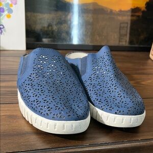 JSPORT Women's Blue Slip-On Shoes Size 8